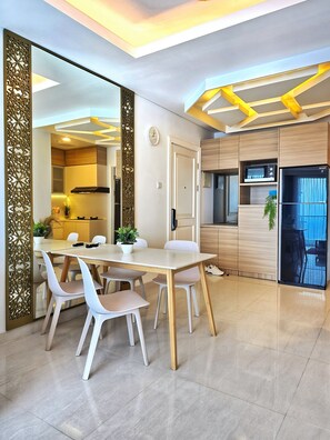 Apartment, 3 Bedrooms, City View | Dining room