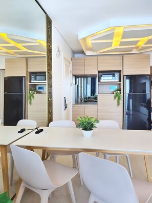 Apartment, 3 Bedrooms, City View | Dining room