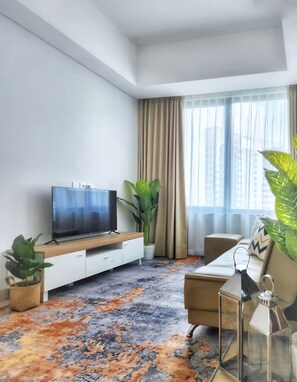 アパートメント 1 ベッドルーム シティビュー | リビング エリア | 43 インチのスマートテレビ (ケーブル放送視聴可)