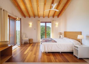 3 bedrooms, iron/ironing board, internet, bed sheets - Spectacular finca with private pool in Selva. (Selva)
