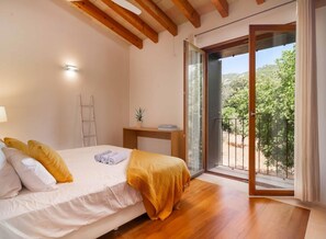 3 bedrooms, iron/ironing board, internet, bed sheets