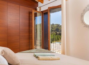 3 bedrooms, iron/ironing board, internet, bed sheets - Spectacular finca with private pool in Selva. (Selva)