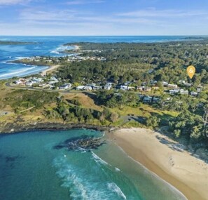 Beach nearby, sun loungers, beach towels
