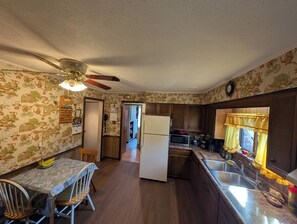 Private kitchen - Comfortable 2-bedroom house with AC in charming Hubbard. Full Kitchen, Laundry (Hubbard)