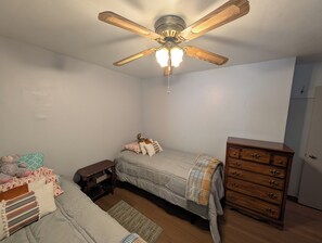 2 habitaciones, tabla de planchar con plancha, wifi y ropa de cama 