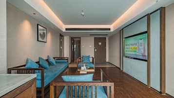 Luxury Double Room, City View | Living area