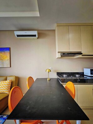 Apartment, 1 Bedroom, City View | Dining room