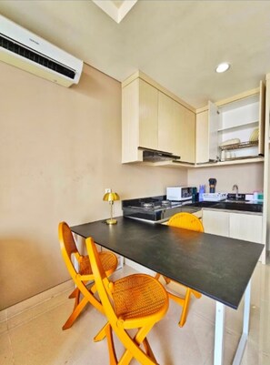 Apartment, 1 Bedroom, City View | Private kitchen