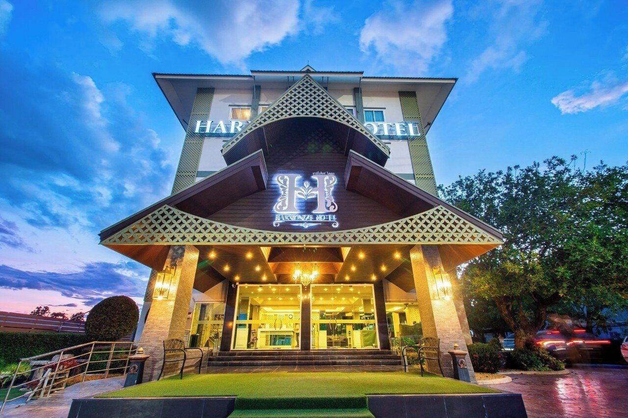 A hotel entrance with a prominent archway and a sign reading "HARTZ HOTEL".