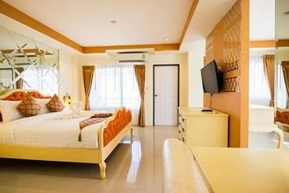 Deluxe Room, 1 King Bed, City View | Free WiFi