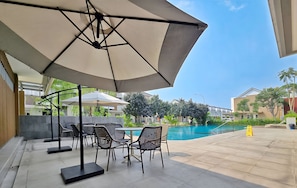 Una piscina al aire libre