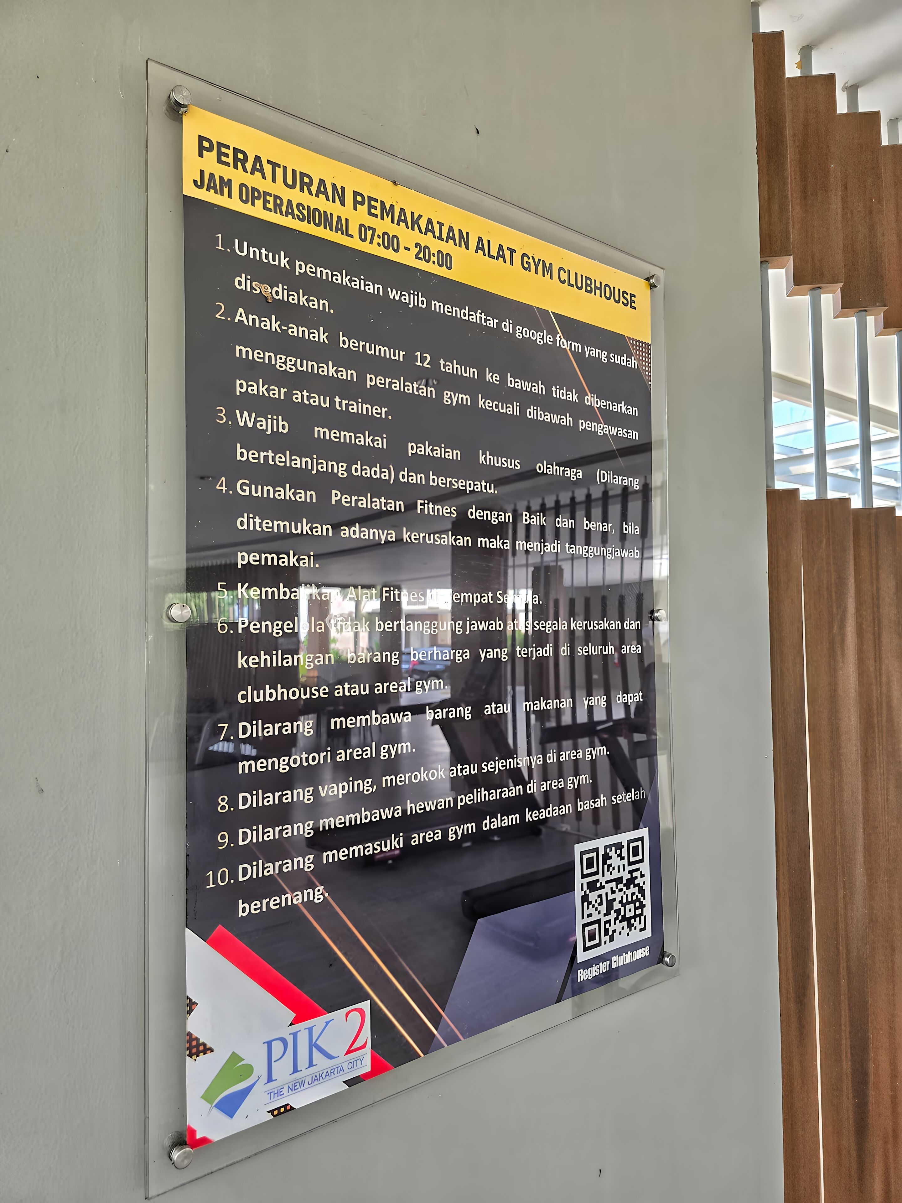 Ein Schild mit Öffnungszeiten und Regeln für einen Fitnessclub-Gemeinschaftsraum.