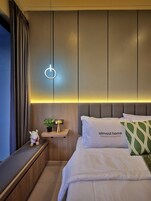 Tabla de planchar con plancha, wifi gratis y ropa de cama