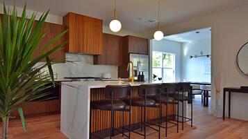 Een microgolfoven, een oven, een kookplaat, een vaatwasser