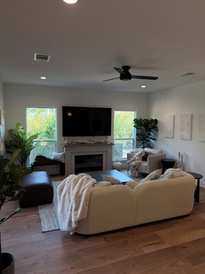 Smart TV, fireplace