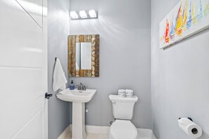 Banyera d'hidromassatge, assecador de cabells, tovalloles i sabó