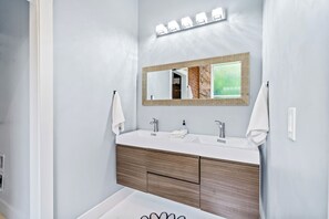 Banyera d'hidromassatge, assecador de cabells, tovalloles i sabó