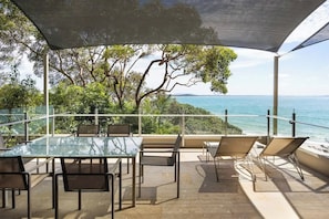 Outdoor dining - Noosa Vista Spa House (Noosa)
