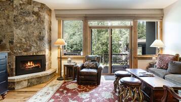 Televisión y chimenea