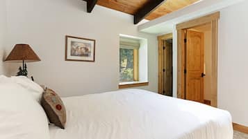 2 habitaciones, escritorio, tabla de planchar con plancha y wifi