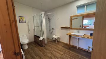 Ein Badezimmer mit Dusche, Toilette und Waschbecken.