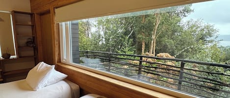 Tremannsrom – comfort, balkong, utsikt mot innsjø | Wi-fi (inkludert) og rullestolvennlig