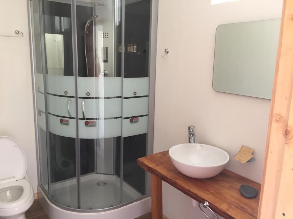 Een douche, gratis toiletartikelen, een haardroger, pantoffels