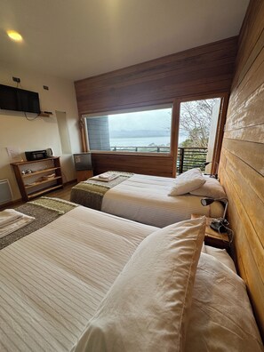 Quarto duplo conforto, vista para o lago | Wi-Fi de cortesia, acesso para cadeiras de rodas