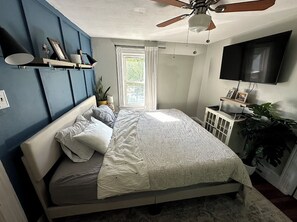 2 bedrooms, iron/ironing board, WiFi, bed sheets - Cozy Waterfront Furnished Home, Ideal for Travel Nurses & Corporate Stays (Warwick)