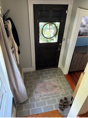 Interior - Cozy Waterfront Furnished Home, Ideal for Travel Nurses & Corporate Stays (Warwick)