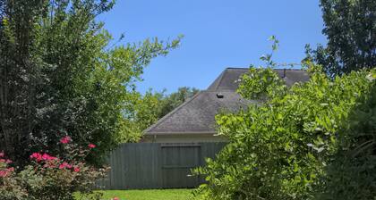 Charming Cozy studio in Sugar Land TX with AC, small pets ok.