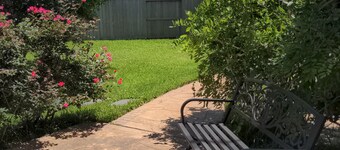 Charming Cozy studio in Sugar Land TX with AC, small pets ok.