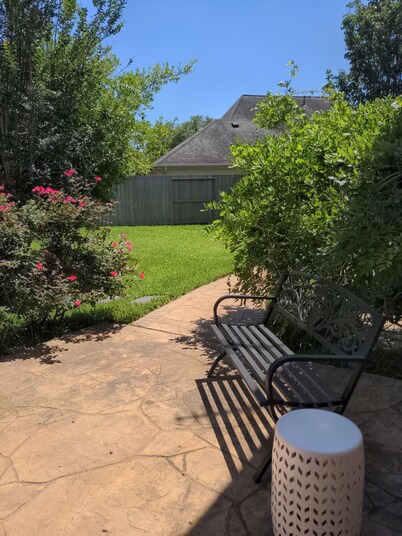 Charming Cozy studio in Sugar Land TX with AC, small pets ok.