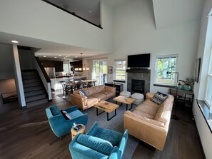 Televisión, chimenea y estéreo 