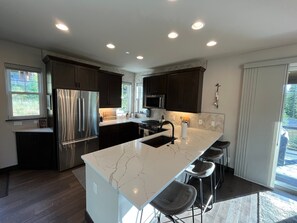 Four à micro-ondes, un four, surface de cuisson, lave-vaisselle