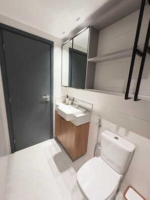 Apart Daire | Banyo | Duş, saç kurutma makinesi, havlu, tuvalet kâğıdı 