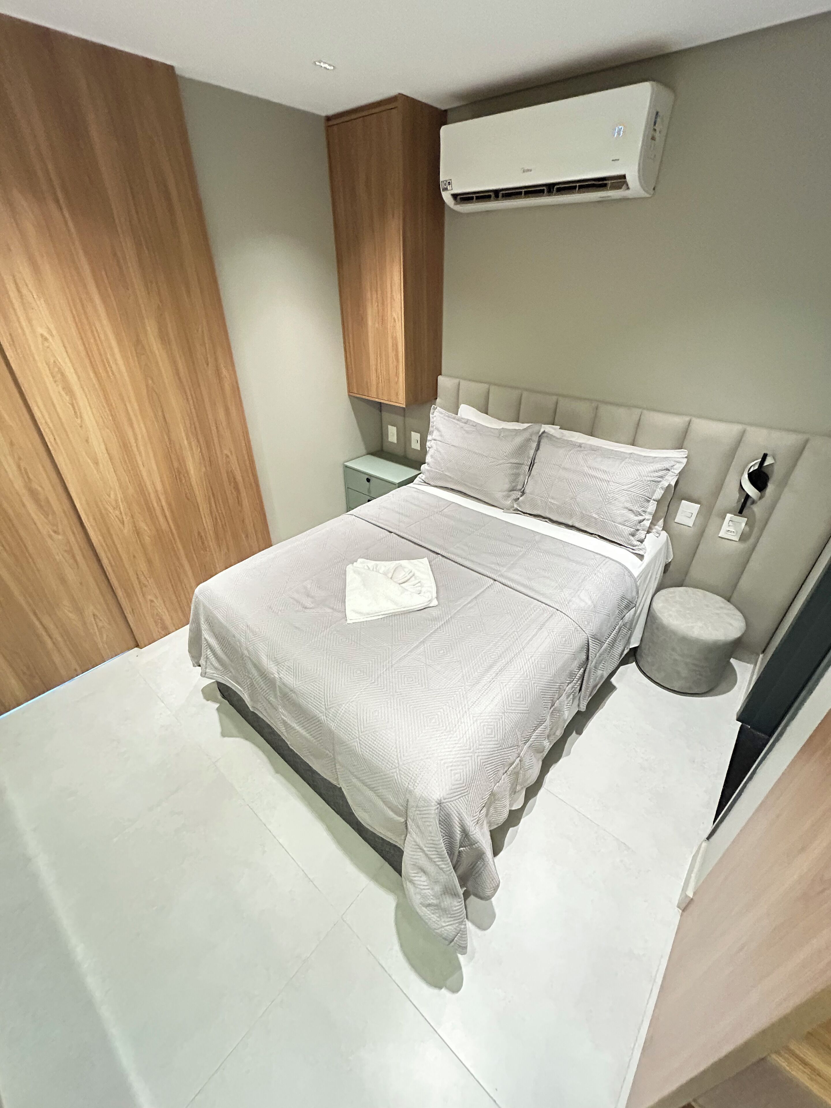 Apartamento | Espaço de trabalho para notebook, cortinas blackout