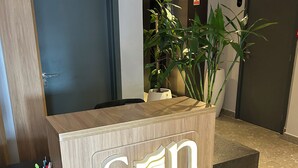 Egy fa borítással ellátott recepciós pult, amelyen egy „fiam” feliratú tábla található.
