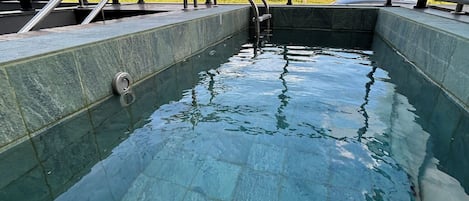 4 piscinas al aire libre, sombrillas, sillones reclinables de piscina