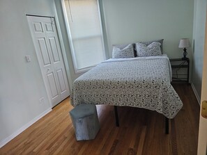 3 bedrooms, desk, iron/ironing board, WiFi - 3bed/1 bath Retreat - 10 min from Downtown (Chicago)