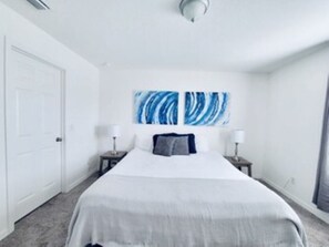 3 bedrooms, iron/ironing board, WiFi, bed sheets - Quaint townhome with AC in charming Davenport (Davenport)