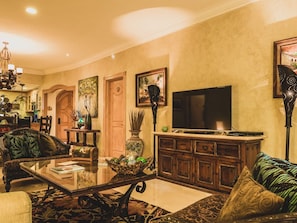 TV, DVD-spiller og stereoanlegg