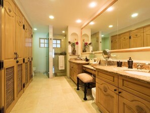 Ducha, bañera de hidromasaje, secador de pelo y toallas