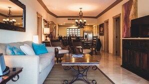 Un salon spacieux comprenant un canapé, une table basse et un coin repas.