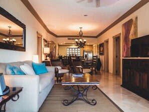 Fernseher, DVD-Player, Stereoanlage