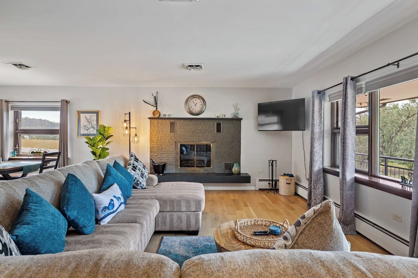 智能电视、壁炉、桌上足球