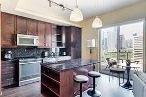 Réfrigérateur, micro-ondes, four, lave-vaisselle