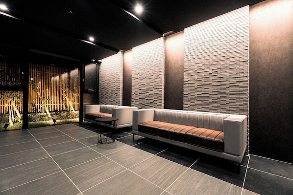 Lobby sitting area - ESLEAD HOTEL Namba Dotonbori East (Osaka)