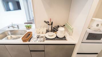 Kjøleskap, mikrobølgeovn, kokeplater og kjøkkenutstyr