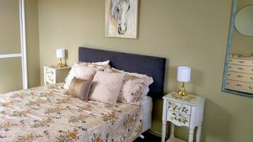 1 dormitorio, escritorio, tabla de planchar con plancha y cuna de viaje